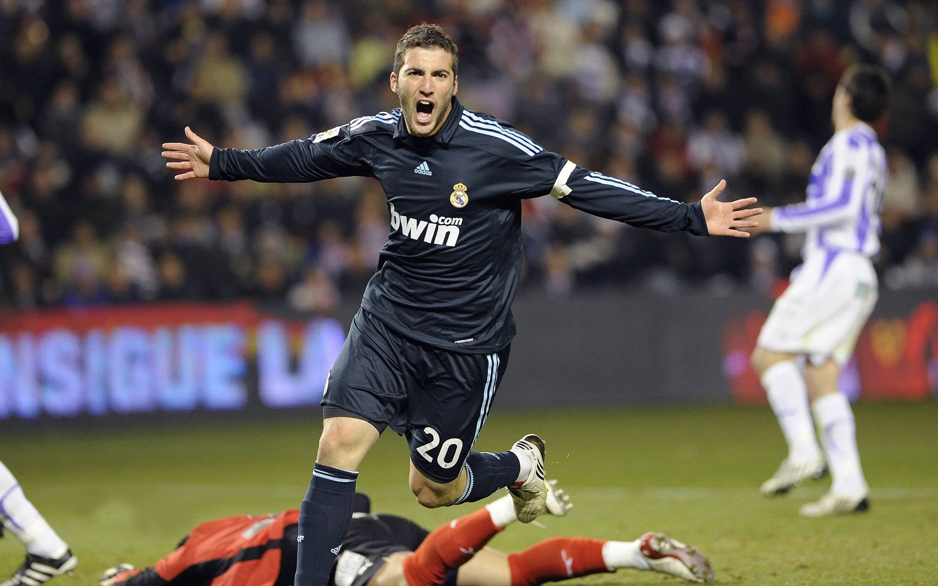 F1街道赛的轰鸣与伯纳乌的逆转，速度与意志的东方交响